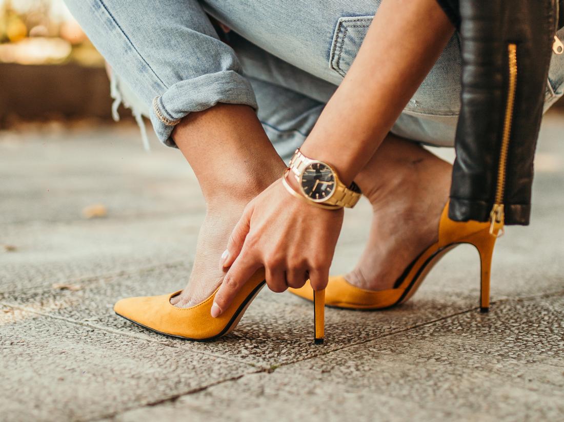 Woman-numbness-pain-her-toes-heels-tight-shoes